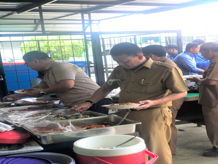 Kepala Dinas DPMPTSP Kab. Kampar menggelar syukuran makan siang bersama diawal tahun 2022