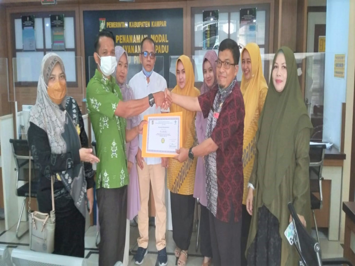 Penyerahan Piagam Penghargaan Petugas Front Office Semester II Tahun 2021