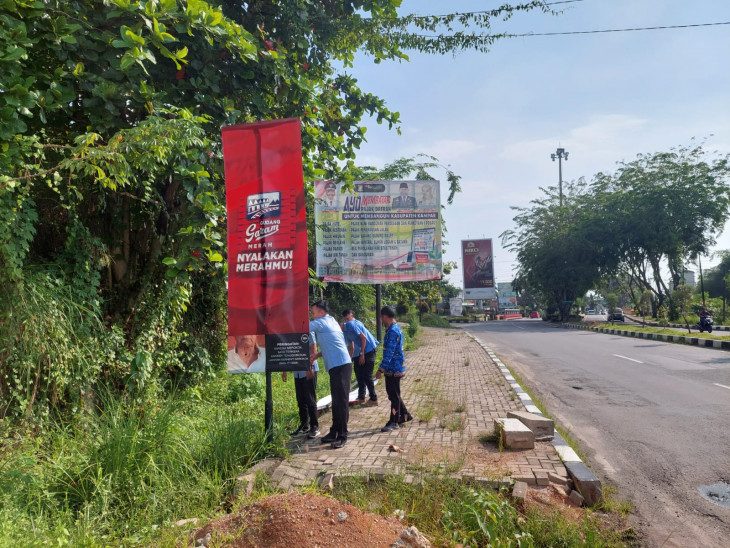 Tak Miliki Izin, DPMPTSP Kabupaten Kampar Bongkar Reklame Iklan Rokok Di Sepanjang Jalan Prof. M. Yamin, SH Bangkinang Kota