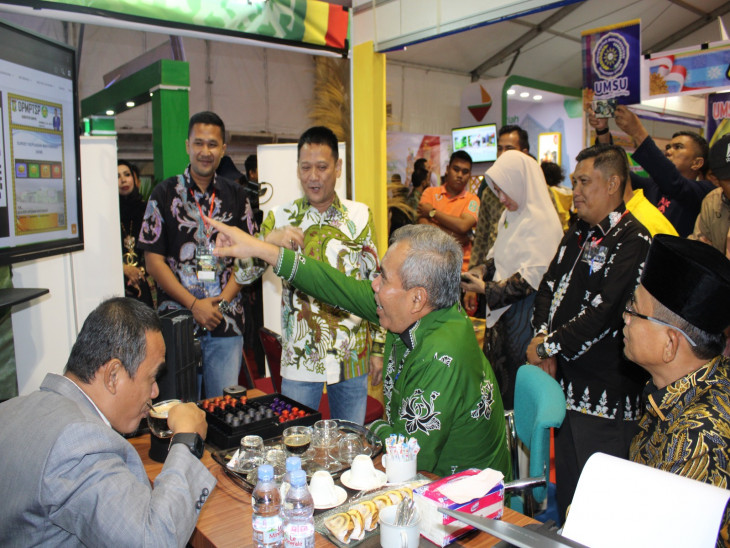 Kampar Expo 2023 Resmi Dibuka, Pj Bupati Kampar Tinjau Stand DPMPTSP Kabupaten Kampar