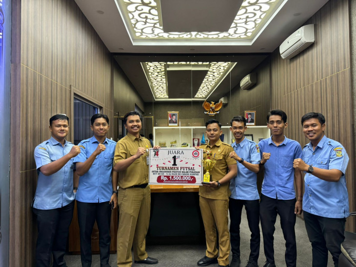 Penyerahan Hadiah Turnamen Futsal IDI Kampar oleh Pemain Futsal DPMPTSP kepada Bapak Plt. Kepala DPMPTSP Kabupaten Kampar