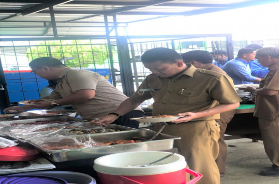 Kepala Dinas DPMPTSP Kab. Kampar menggelar syukuran makan siang bersama diawal tahun 2022